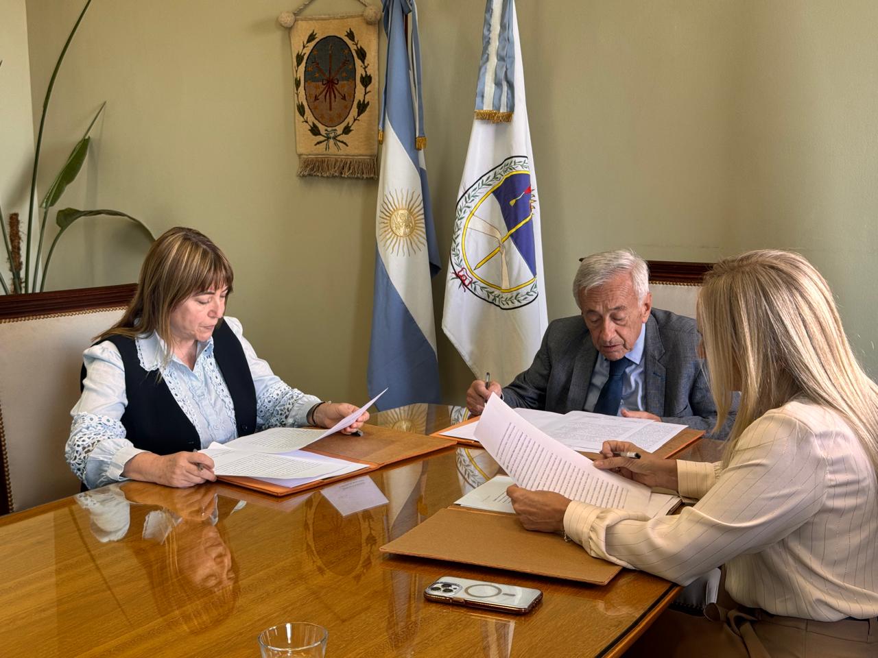 Firma de convenio de colaboración entre el Ministerio Público de la ...